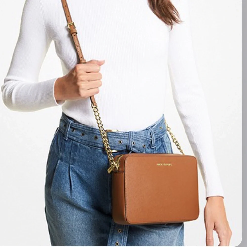 MICHAEL KORS
Jet Set Large Saffiano Leather Crossbody Bag Luggage color NWT - Picture 2 of 16